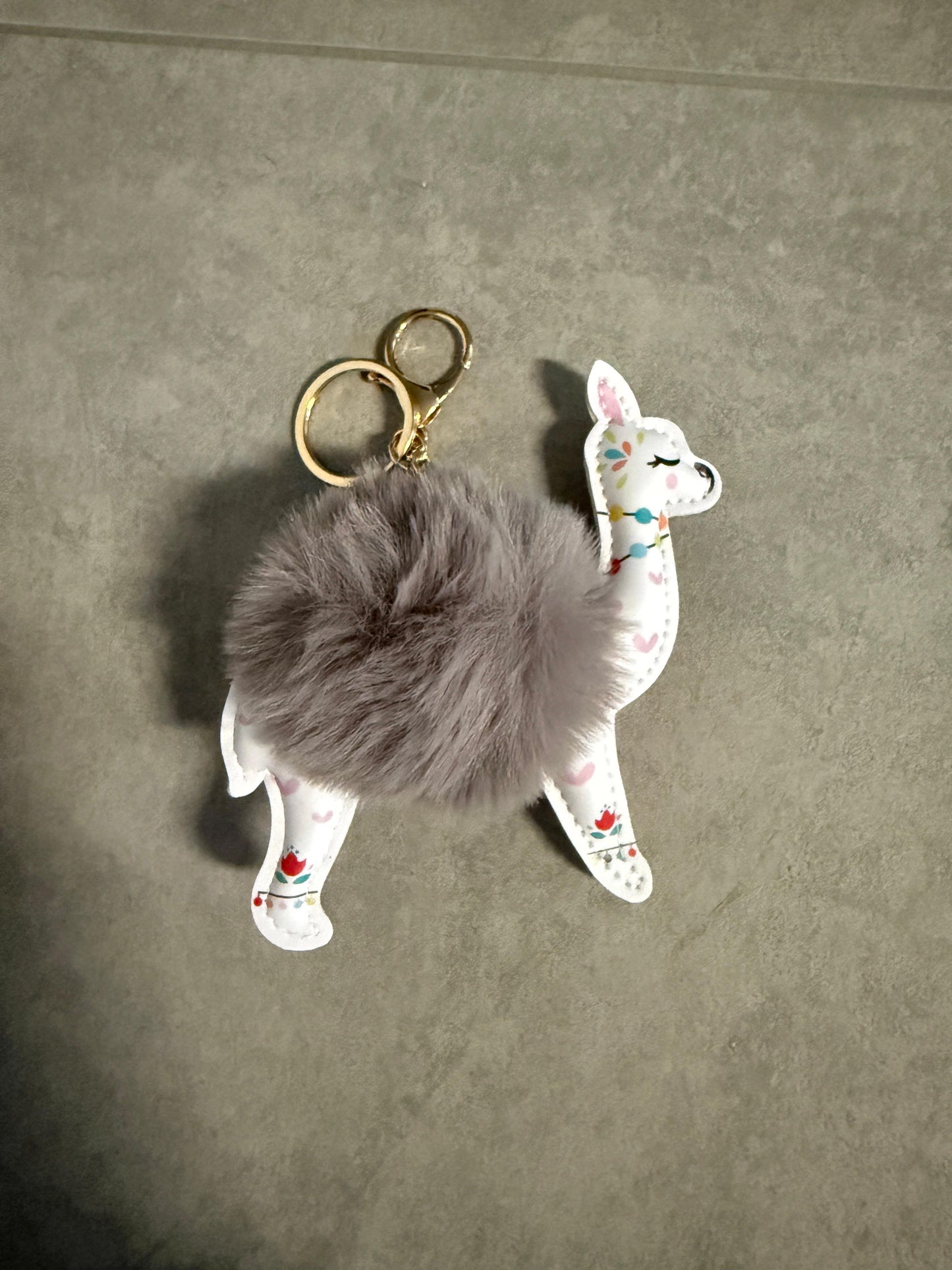 Lama aus Yokohama 🦙 – Flauschiger Taschenanhänger mit Puschel