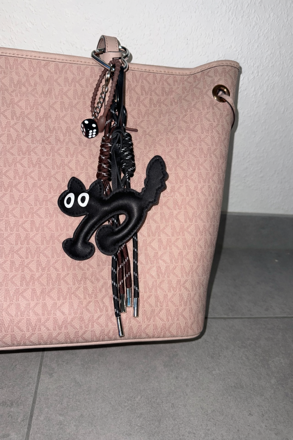 Crazy Cat 🐱 – Stylischer Taschenanhänger mit verspieltem Design