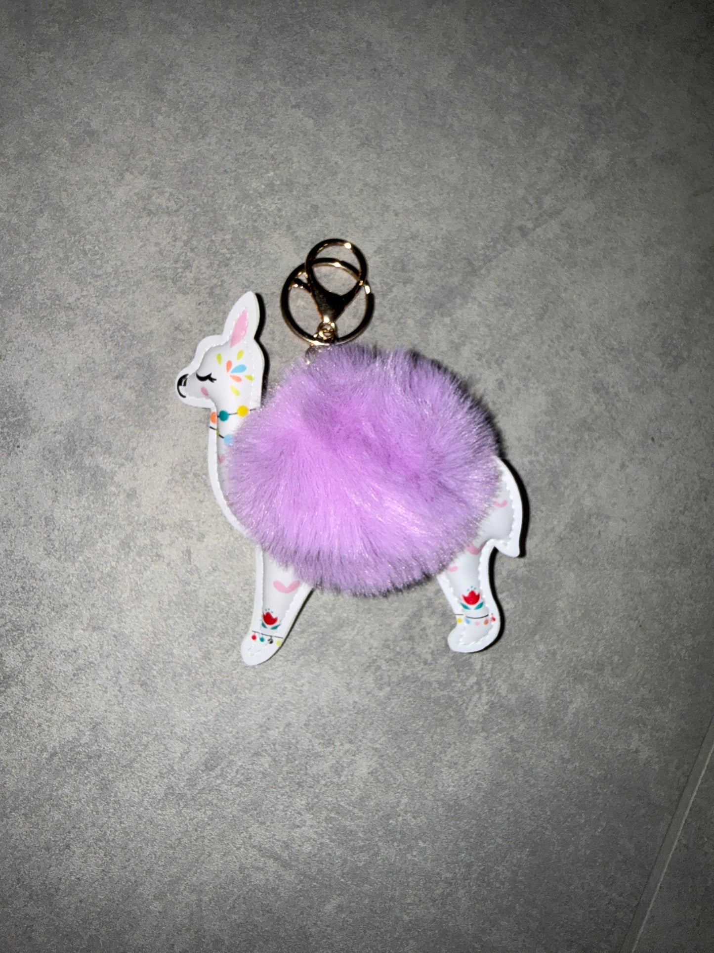 Lama aus Yokohama 🦙 – Flauschiger Taschenanhänger mit Puschel