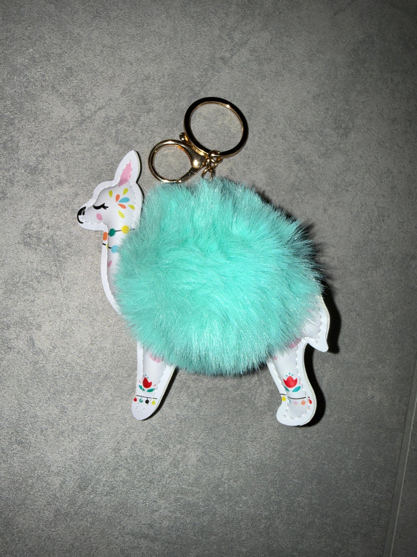 Lama aus Yokohama 🦙 – Flauschiger Taschenanhänger mit Puschel