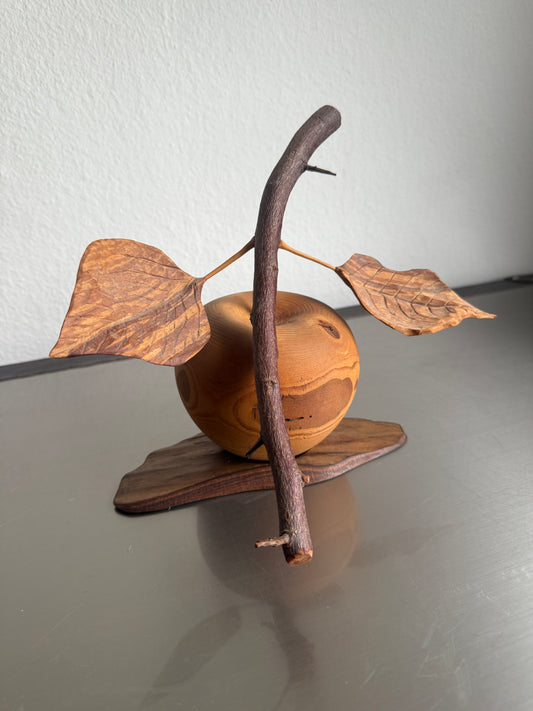 BIG APPLE - Unikat Apfel am Ast Holzschnitzerei