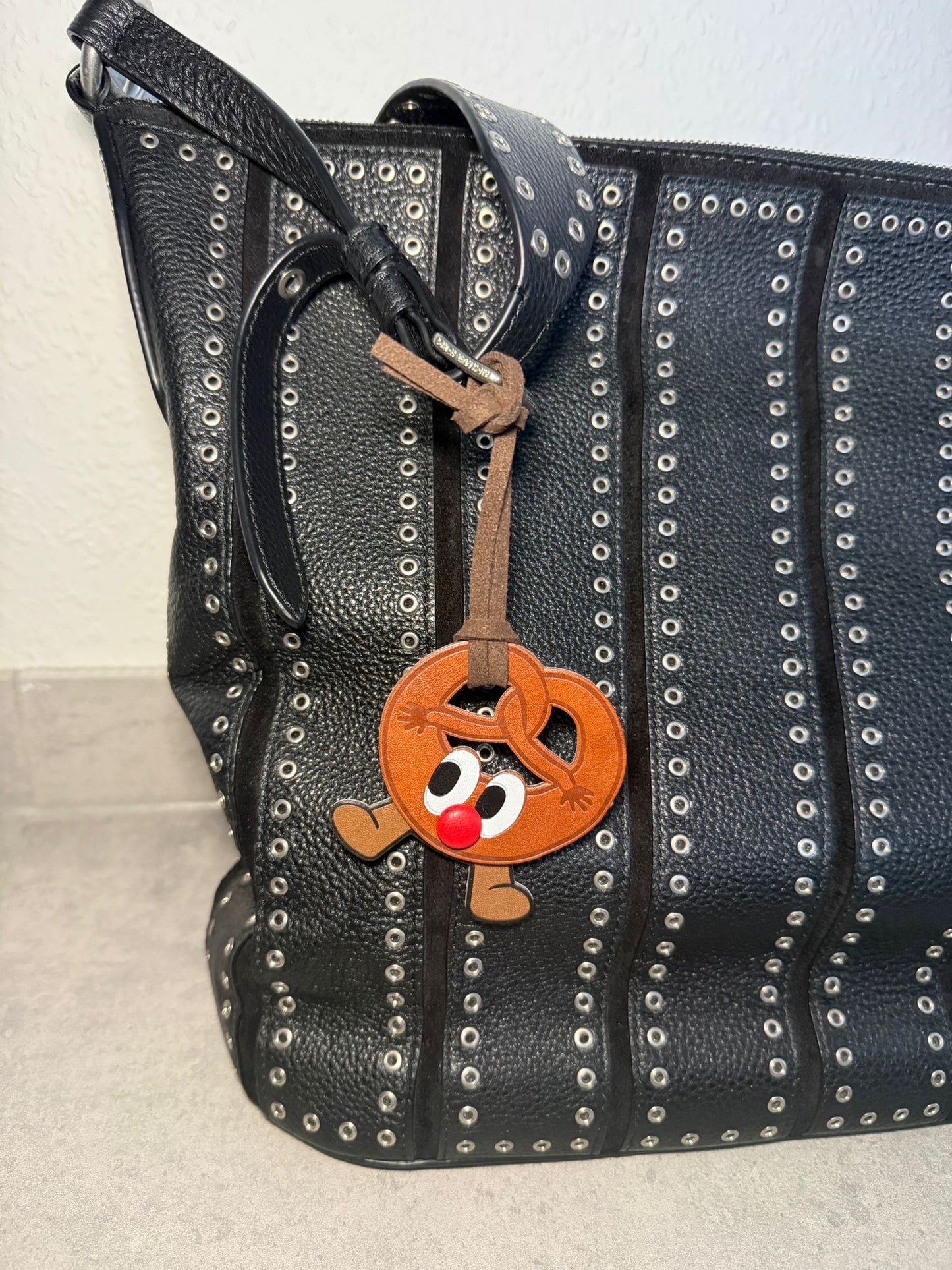 Mrs. Brezel 🥨 – Niedlicher Taschenanhänger mit bayerischem Charme