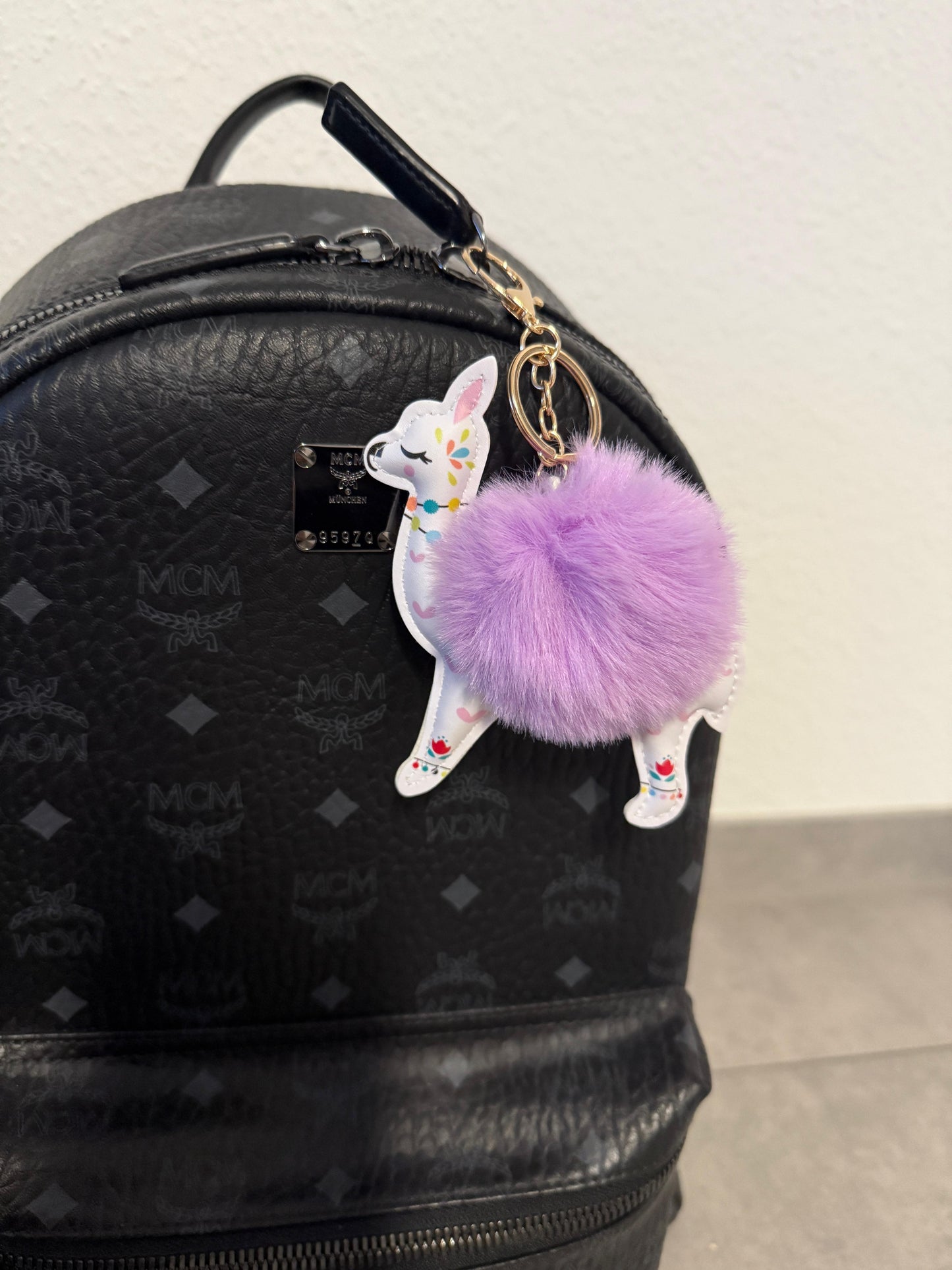 Lama aus Yokohama 🦙 – Flauschiger Taschenanhänger mit Puschel