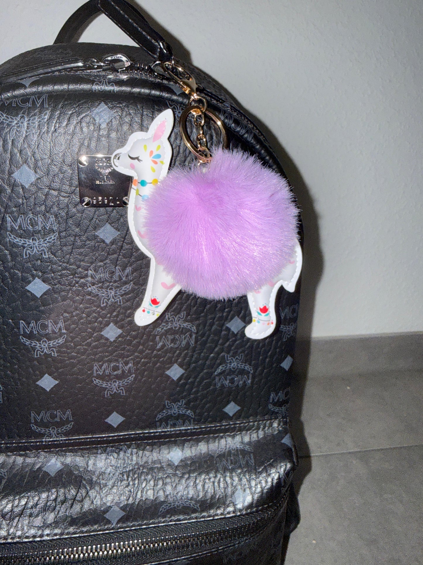Lama aus Yokohama 🦙 – Flauschiger Taschenanhänger mit Puschel