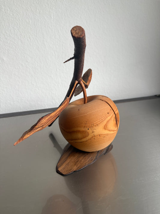 BIG APPLE - Unikat Apfel am Ast Holzschnitzerei