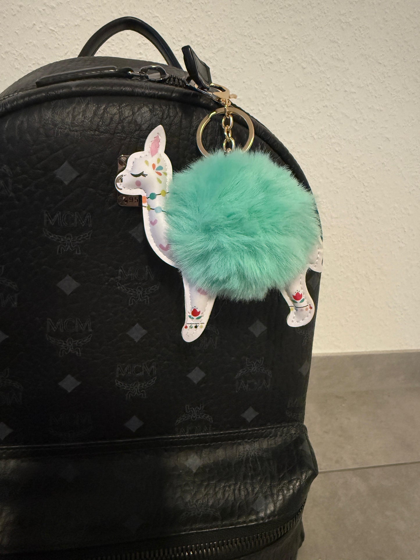 Lama aus Yokohama 🦙 – Flauschiger Taschenanhänger mit Puschel