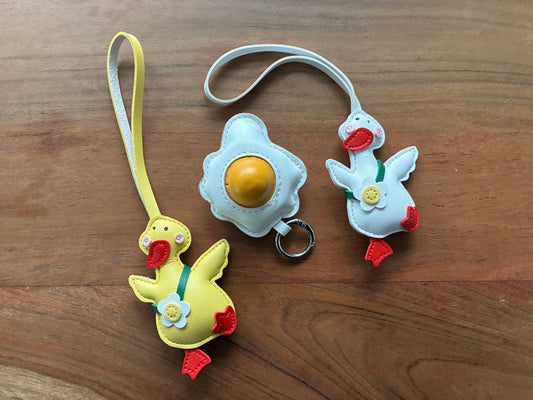 EGG To GO! 🍳 – 3D Spiegelei Taschenanhänger aus PU-Leder