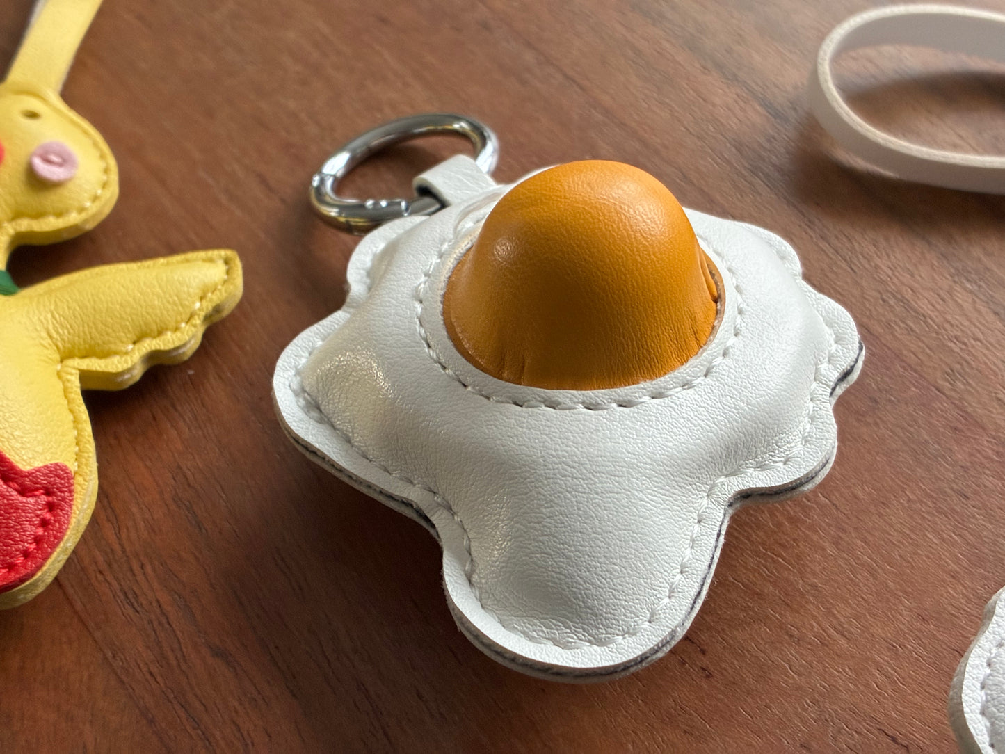 EGG To GO! 🍳 – 3D Spiegelei Taschenanhänger aus PU-Leder