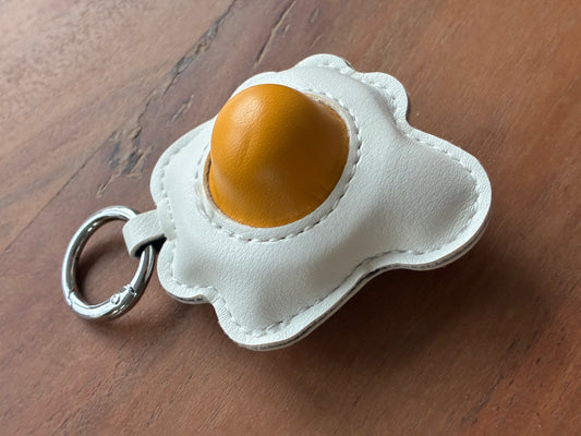 EGG To GO! 🍳 – 3D Spiegelei Taschenanhänger aus PU-Leder