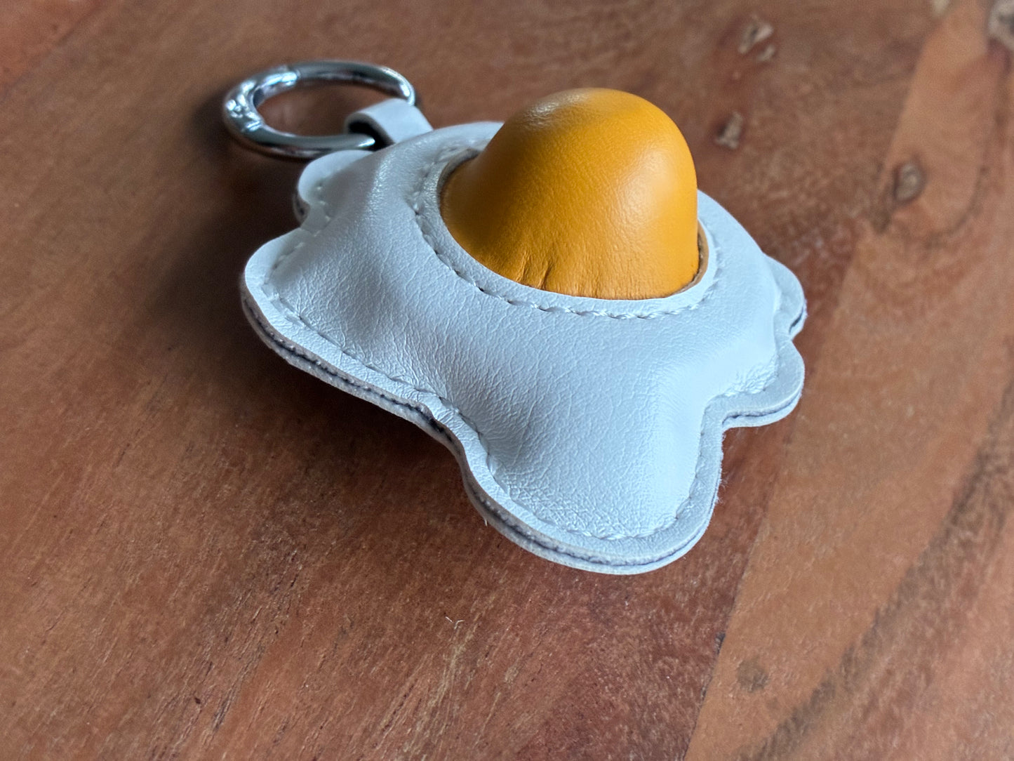EGG To GO! 🍳 – 3D Spiegelei Taschenanhänger aus PU-Leder
